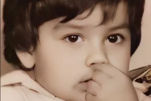 محاله حدس بزنید این کودکی که دست تو دماغش کرده کدوم مجری معروفه؟ راهنمایی : مجری بخش خبر !!!