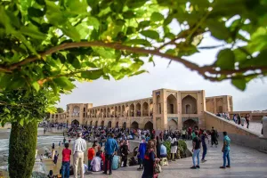 لحظه دیدنی رقص و آواز مردم اصفهان در پل خواجو برای باز شدن زاینده رود !!