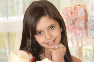 میتونین حدس بزنید این دختر کوچولوی ناز دختر کدام بازیگر ”زیر آسمان شهر” ؟