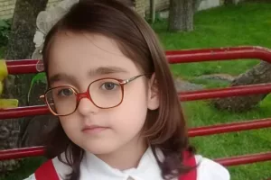 باورتون میشه مادر واقعی مومو در ”بچه مهندس” با این تیپ و این سن و سال باشه ؟!