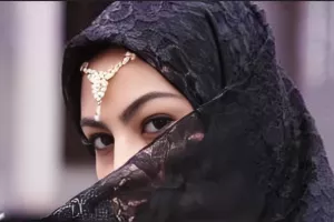 رقص و شادی بندری بازیگر بانوی عمارت وسط دریا با قایق !!!