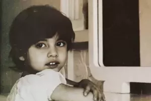 کودکی بازیگر 50 ساله خانه به دوش با چشمان درشت / حدس 80 درصد اشتباه بود !