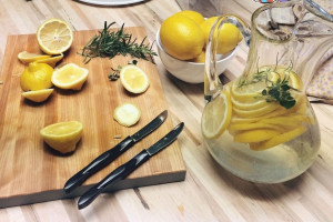 ۱۰ خاصیت تایید شده دارویی درمانی آب گرم و لیمو ترش ناشتا