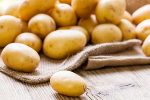 استفاده از سیب زمینی برای درمان خانگی تب و بهبود عفونت