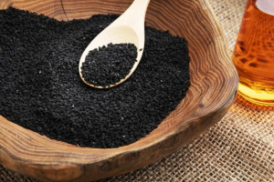 بهترین روش مصرف روغن سیاه دانه برای کاهش وزن و لاغری