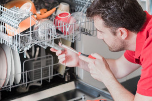عیب یابی و رفع ۱۰ مشکل رایج در انواع ماشین ظرفشویی