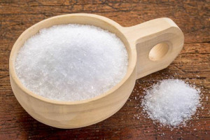 آیا خوردن نمک قبل و بعد از غذا مفید است ؟