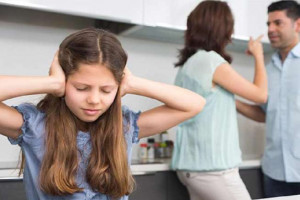 اثرات مخرب دعوای والدین مقابل کودکان