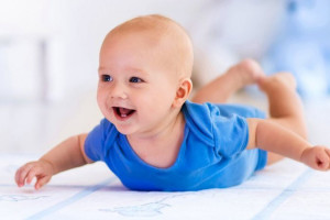 سینه خیز رفتن نوزاد : سن شروع و پایان سینه خیز رفتن نوزاد