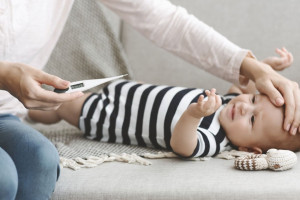 روش استفاده از انواع دماسنج برای اندازه گیری تب کودک