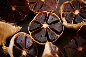 15 خاصیت دارویی و درمانی سیر سیاه black garlic