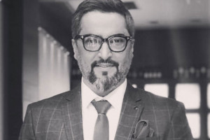 پدر مهرداد میناوند روز اول عید بر سر مزار پسرش