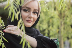 نعیمه نظامدوست تنها و خسته روی ریل قطار