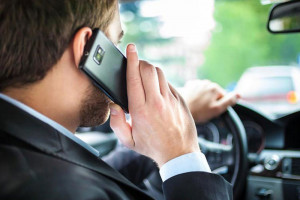 جریمه 110 هزارتومانی برای استفاده از تلفن همراه حین رانندگی