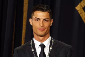 کریس چرا به پاهاش لاک میزنه ؟؟