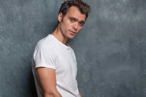 استایل دامادی ایلهان سریال بابا / جذابیت دوچندان آقای بازیگر در لباس دامادی !!