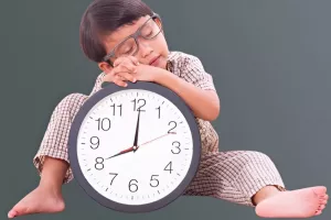 7 تا کاری که برای تنظیم خواب بچه مدرسه ای باید انجام بدی