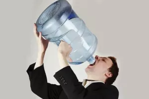 آیا مصرف ۸ لیوان آب در روز کار درستی است ؟!