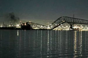فیلم/ لحظه برخورد مرگبار کشتی با پل ۱۰ کیلومتری در امریکا
