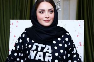 استایل جنجالی بهنوش طباطبایی در نشست خبری یک تئاتر