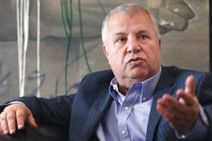 عکس دیده نشده از علی پروین با توپ پلاستیکی