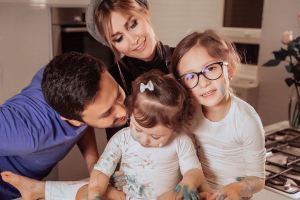 سلفی آسانسوری شاهرخ استخری و همسرش سپیده بزمی پور