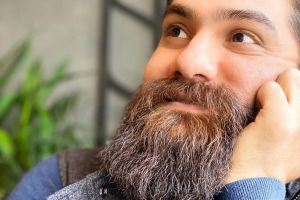 تصویری رویایی از علی زند وکیلی در کنار مادر و مادربزرگش !
