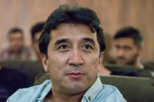 بغض و گریه ی خداداد عزیزی در برنامه ی زنده تلویزیونی