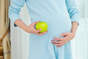 فواید بی نظیر سیب در بارداری برای مادر و جنین !