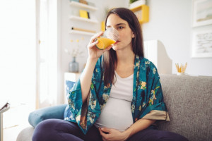 خاکشیر در بارداری : فواید و عوارض خوردن خاکشیر در حاملگی و شیردهی