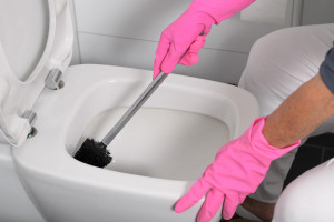 ۸ روش ساده برای از بین بردن زردی کاسه توالت با مواد شوینده طبیعی