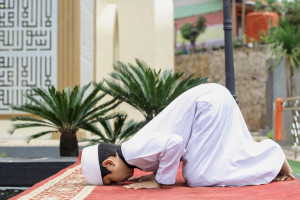 سجده با وجود زخم یا دمل پیشانی چگونه باید انجام شود؟