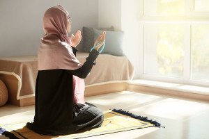 احکام نماز خواندن با مانتو از نظر مراجع عظام تقلید