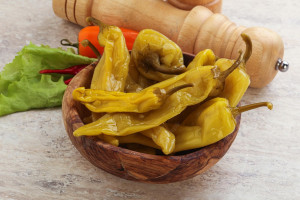 طرز تهیه ترشی فلفل سبز خوشمزه و ساده مرحله به مرحله