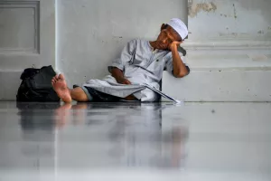 حکم خوابیدن در مسجد از منظر مقام معظم رهبری