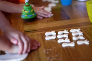چگونه در منزل خمیر نمکی درست کنیم؟