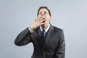 آیا خمیازه کشیدن موجب ابطال نماز می شود؟