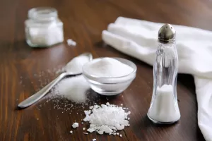 ساده ترین ترفندها جهت ریختن نمک در نمکدان