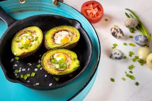طرز تهیه تخم مرغ و آووکادو برای صبحانه