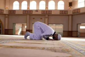 پاسخ مراجع تقلید در باب حکم نماز خواندن در ملک مشترک