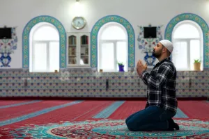 حکم بلعیدن یا فرو بردن ذرات غذا در نماز چیست ؟