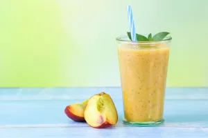 روش تهیه اسموتی هلو نوشیدنی خنک تابستانی