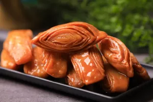 دستور تهیه شیرینی نجمات سمید با مواد میانی و شربت مخصوص