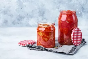 دستور تهیه ترشی گوجه فرنگی شیرازی به صورت ترکیبی