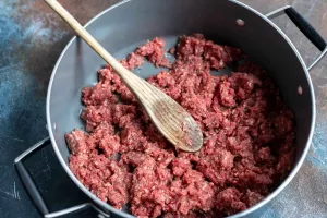 2 راهکار ساده جهت جلوگیری از گلوله شدن گوشت چرخ کرده در غذا