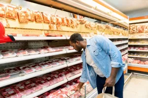 آیا خرید و مصرف گوشت در کشورهای غیر اسلامی جایز است؟