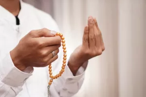 آموزش خواندن نماز زیارت و اهمیت خواندن این نماز