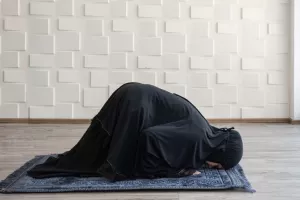 نماز با لباس مشکی : آیا نماز خواندن با لباس سیاه صحیح است ؟
