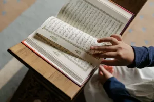 آیا موقع قرائت قرآن باید حجاب داشت؟