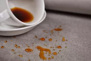 ساده‌ ترین راه پاک کردن لکه چای از روی مبل
